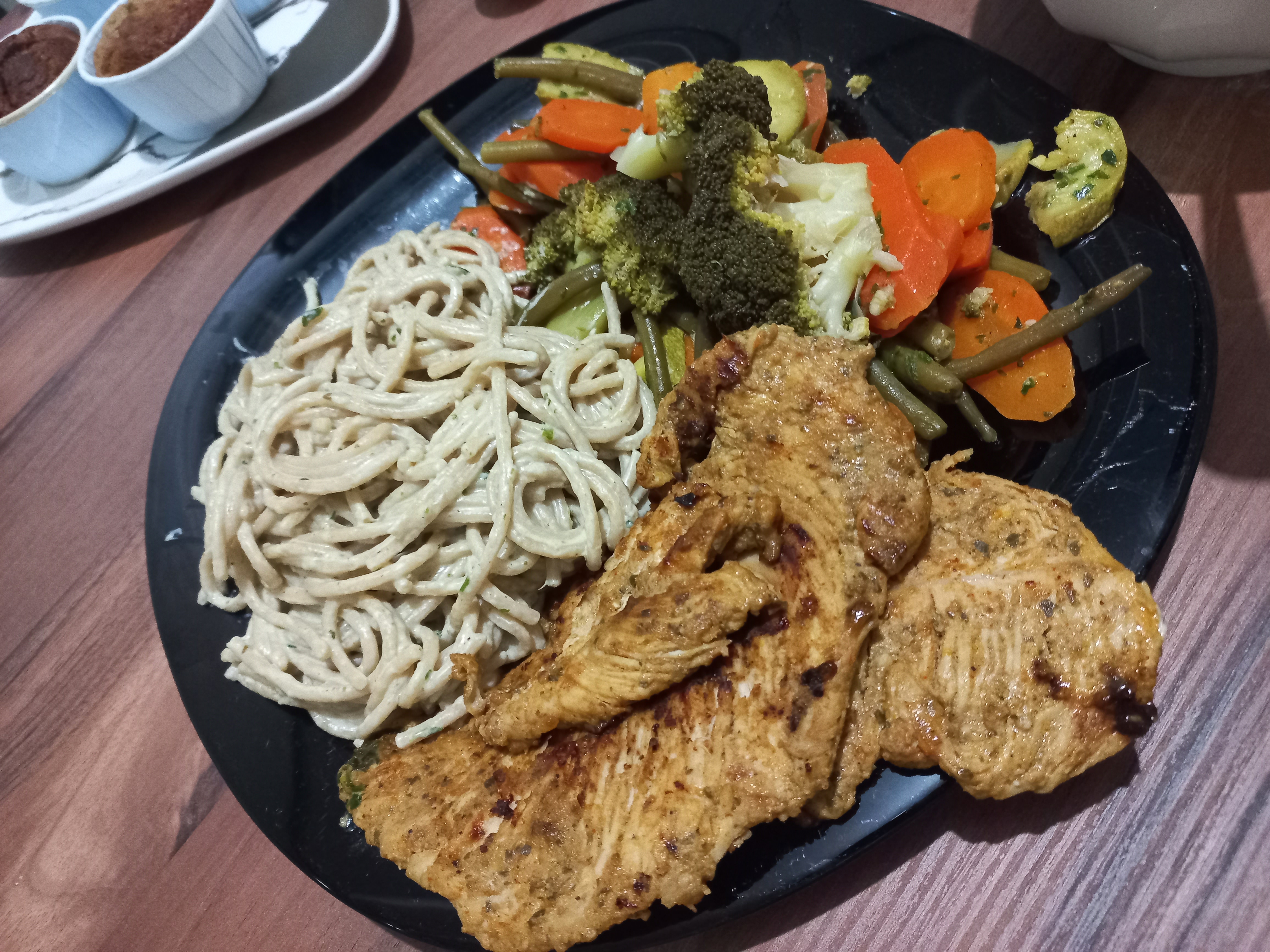 Poulet grillé avec pâtes