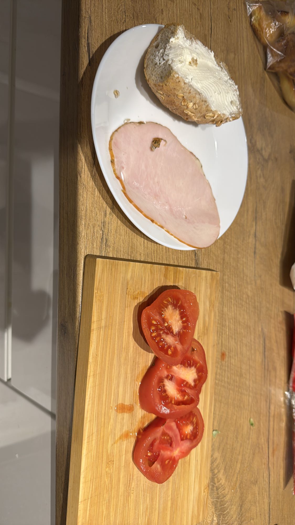 Kanapka z szynką i pomidorem