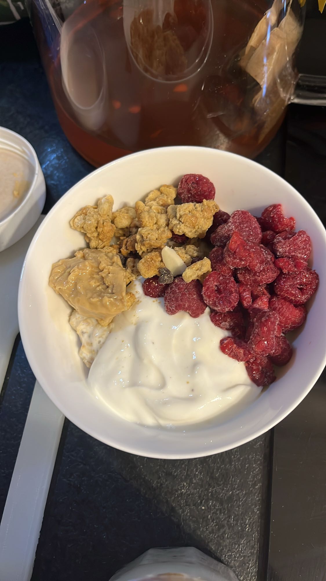 Jogurt z owocami i granolą