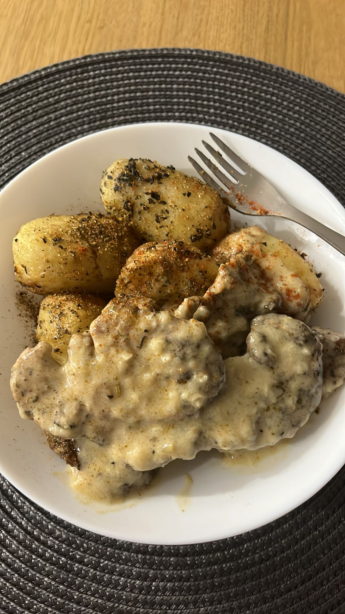 Ziemniaki z sosem i mięsem