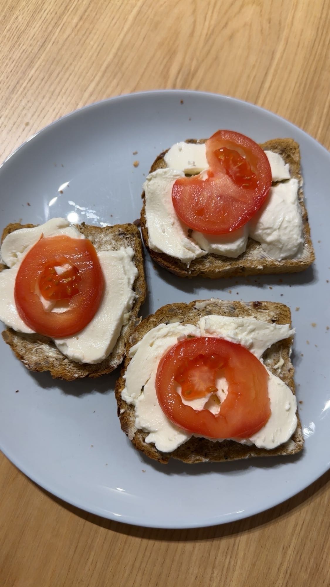 Kanapki z twarogiem i pomidorem