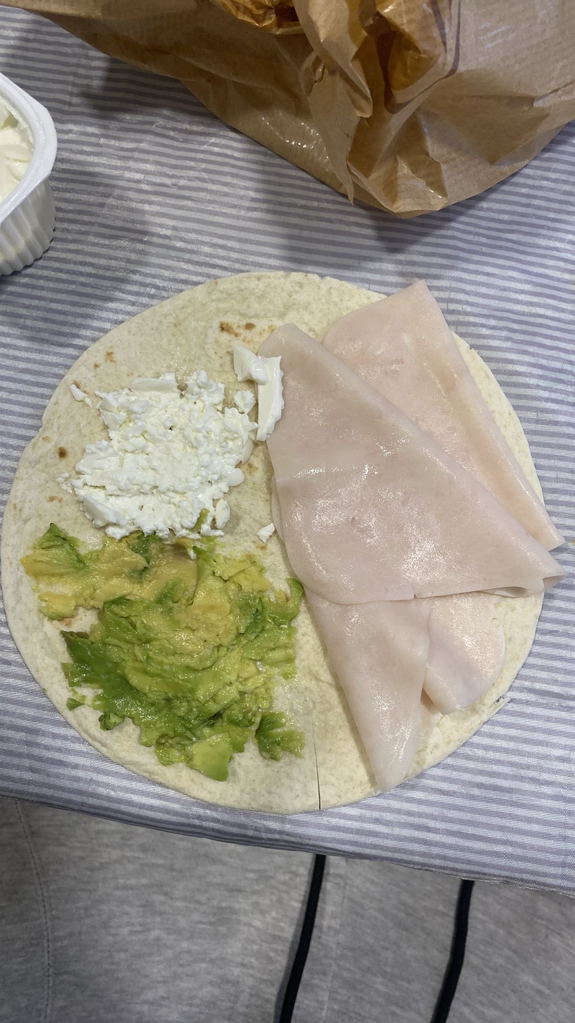Tortilla con pavo y aguacate