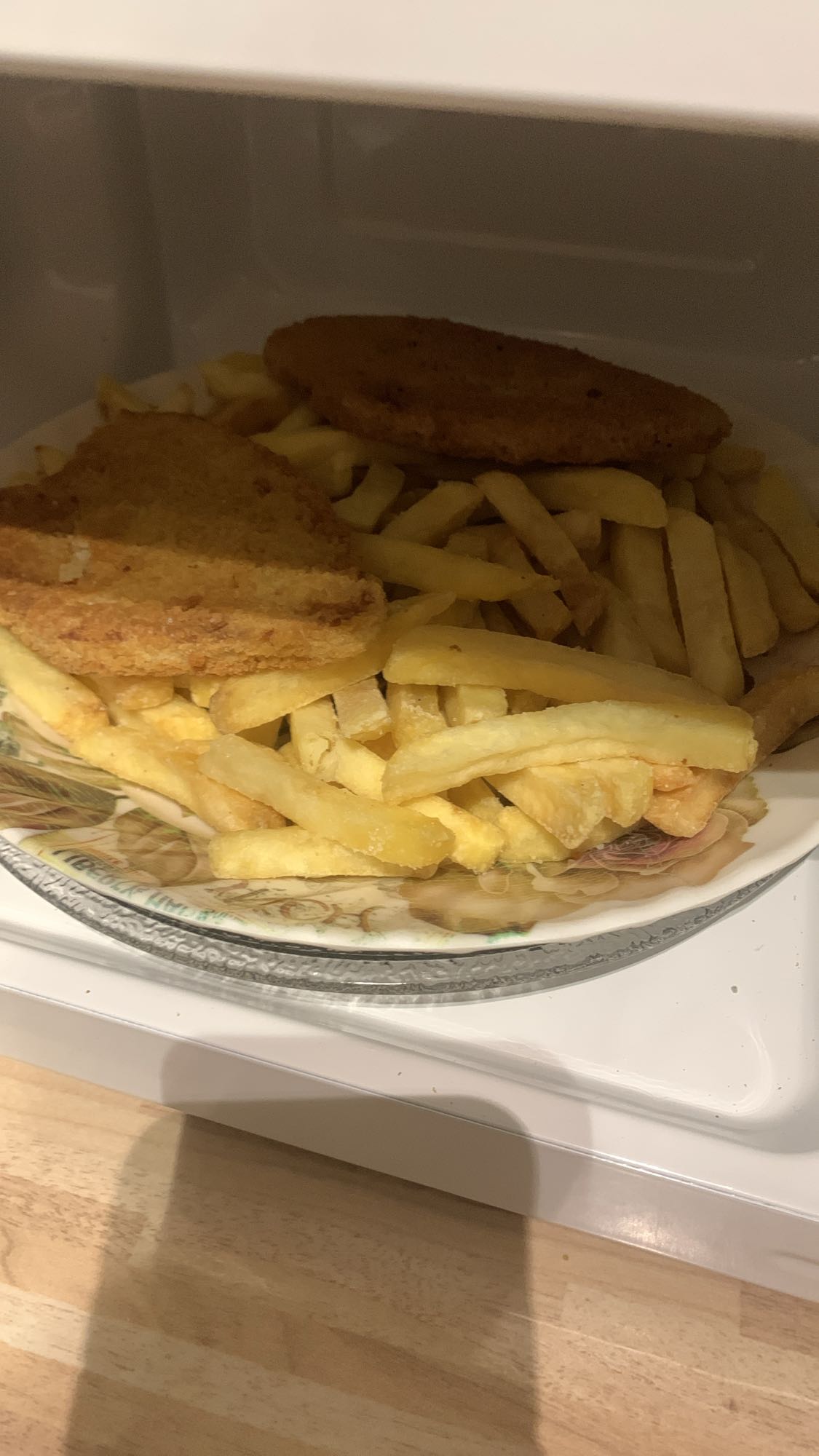 Pommes mit Schnitzel