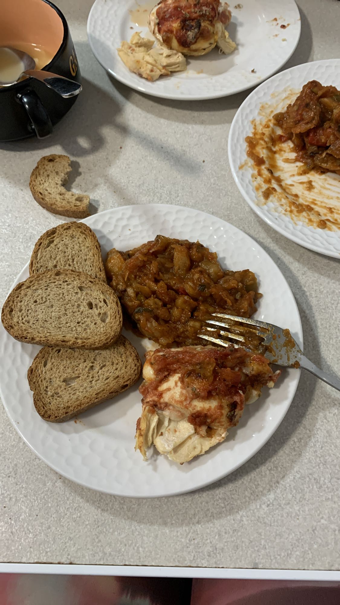 Pollo con pan y ratatouille