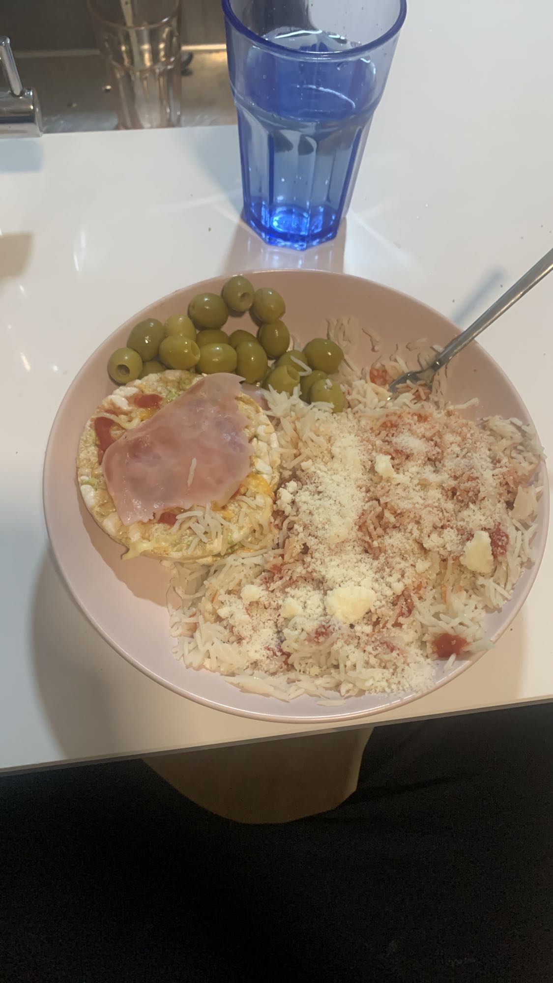 Arroz con queso y aceitunas