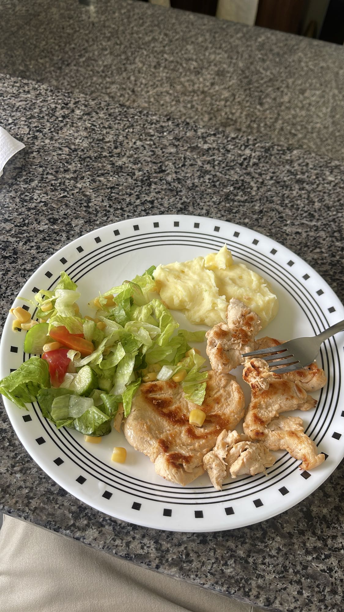Pollo con ensalada y puré