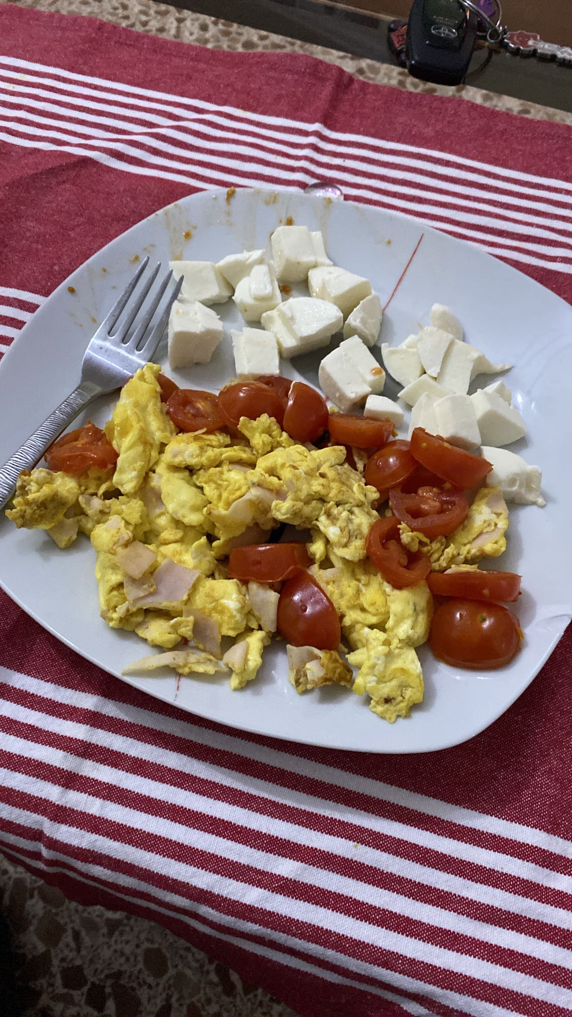 Ous remenats amb formatge