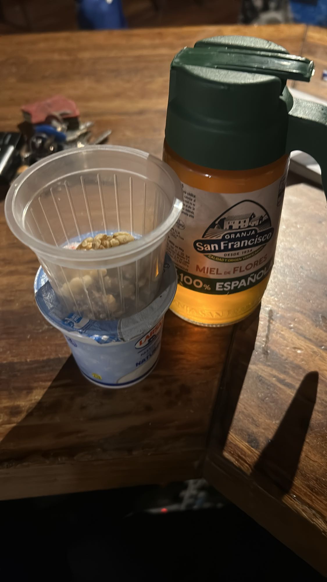 Yogur con miel y granola