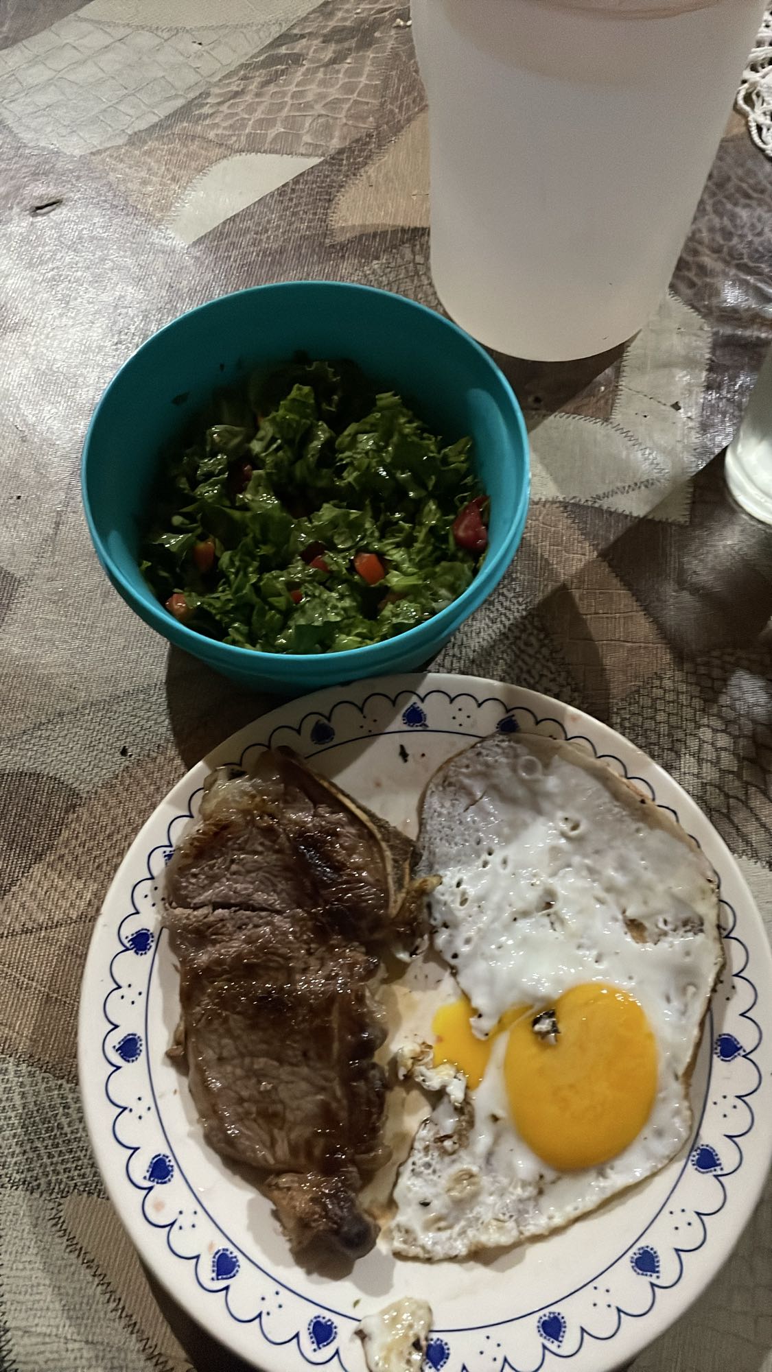 Bistec con huevos y ensalada