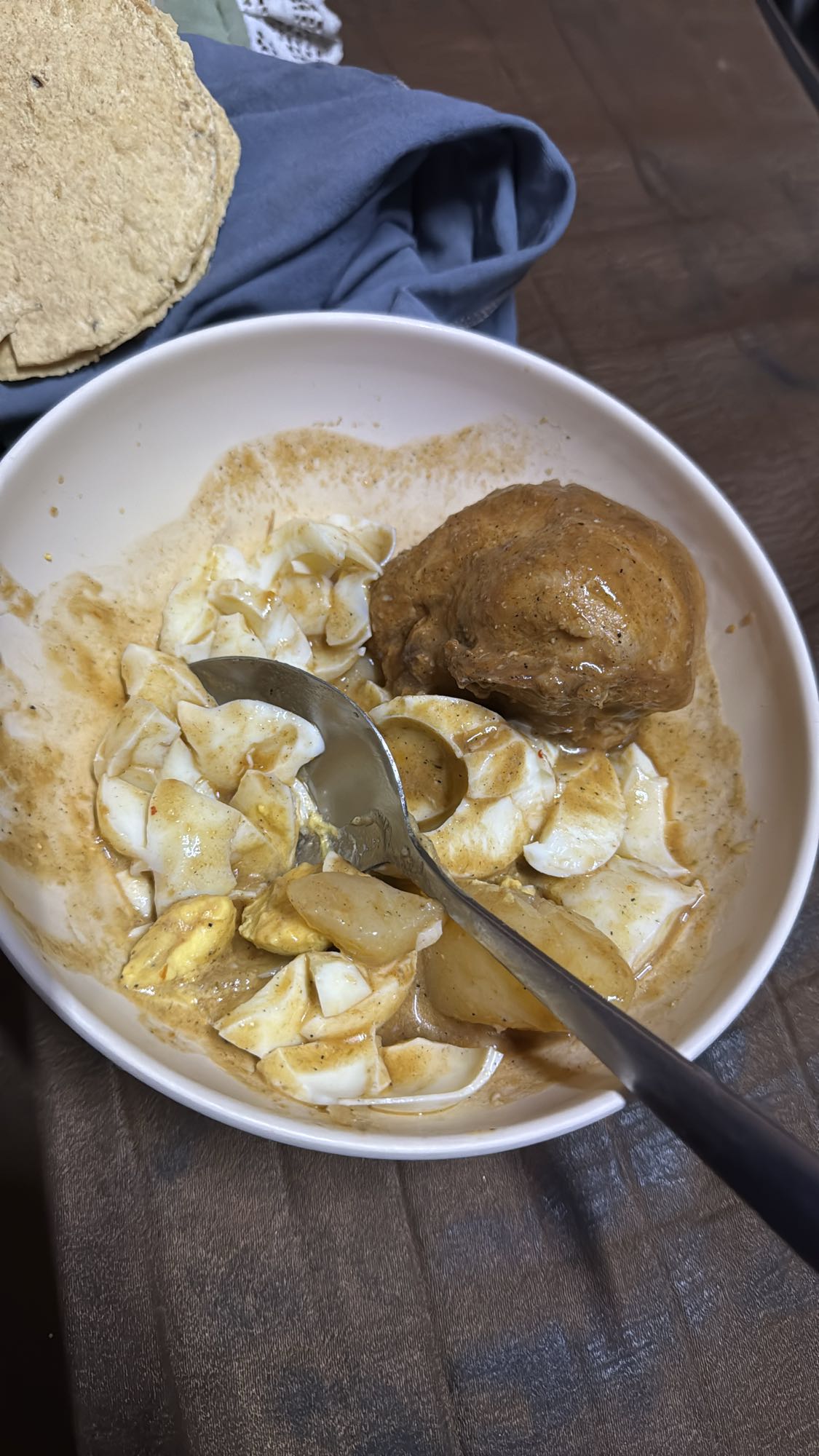 Pollo en salsa con huevo