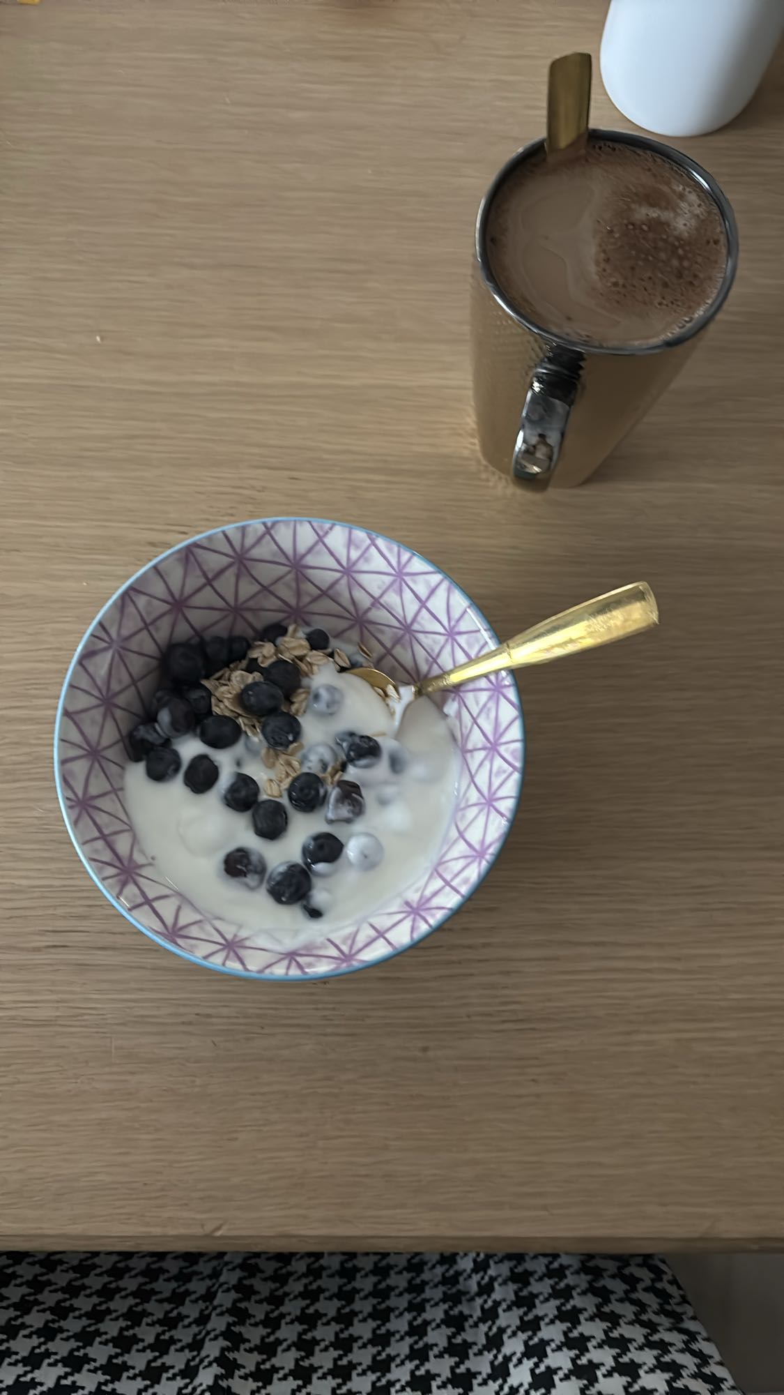 Jogurt z owocami i musli