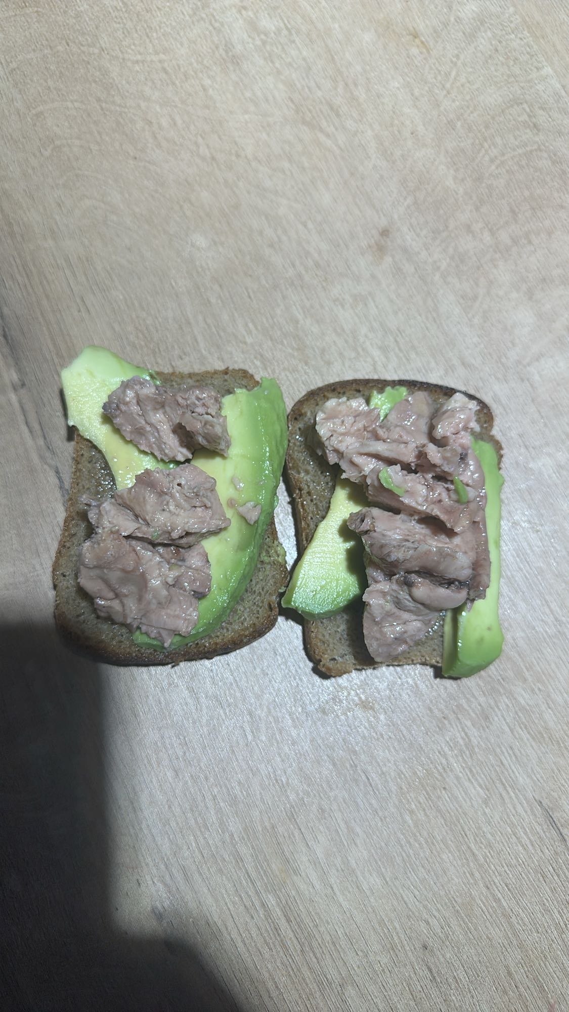 Бутерброд с авокадо и мясом