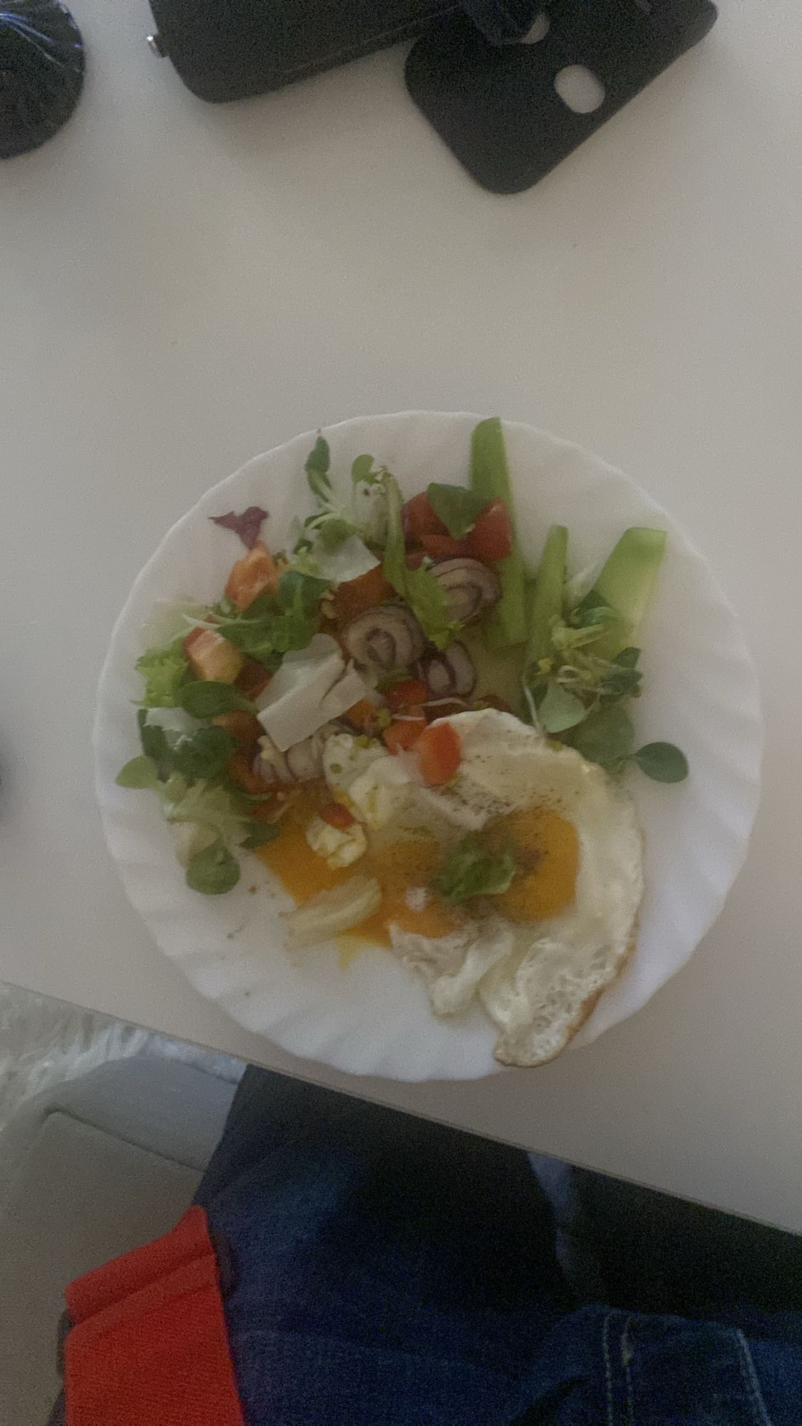 Sałatka z jajkiem sadzonym