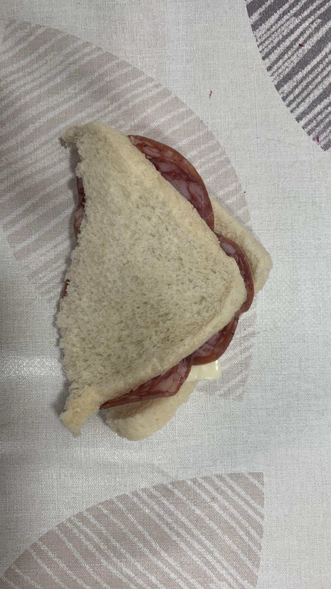 Sándwich de salami y queso