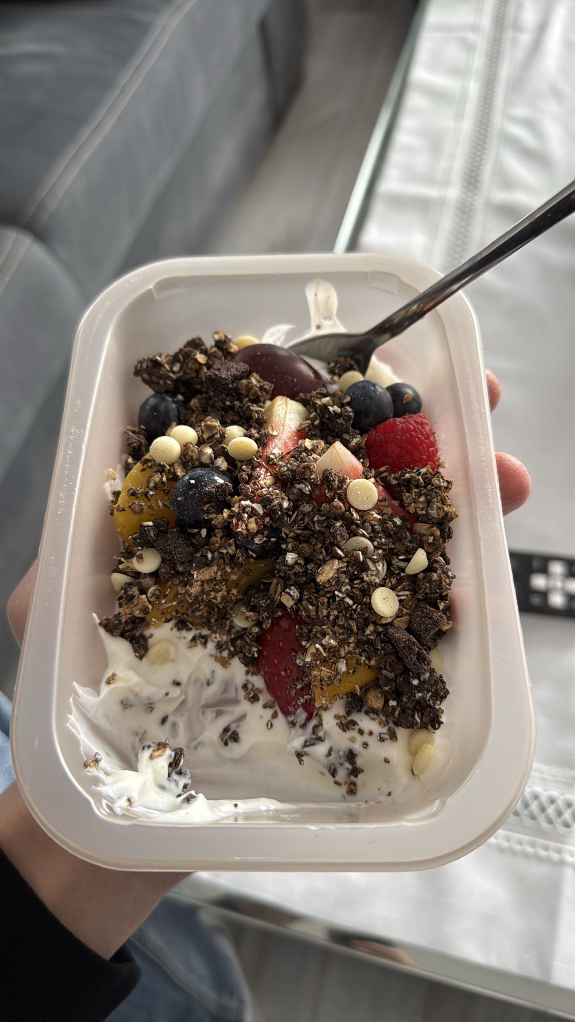 Jogurt z owocami i granolą