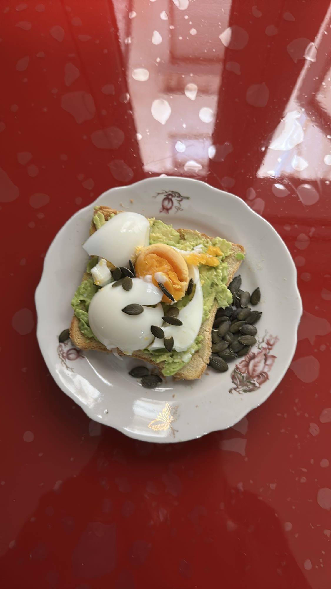 Tostada con aguacate y huevo