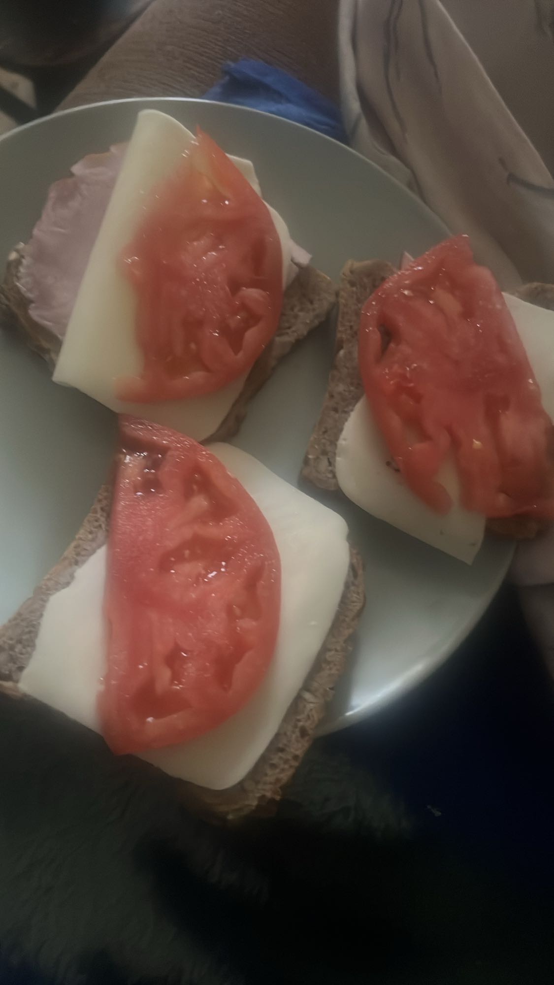 Kanapki z serem i pomidorem