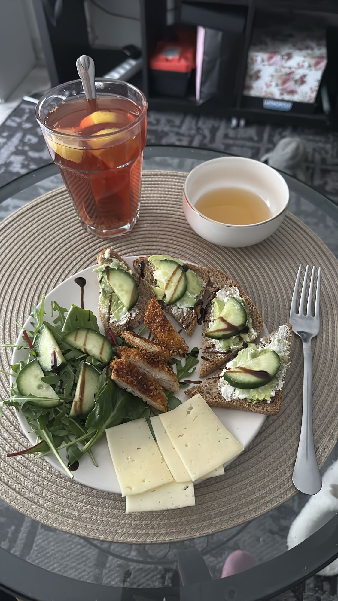 Завтрак с тостами и чаем