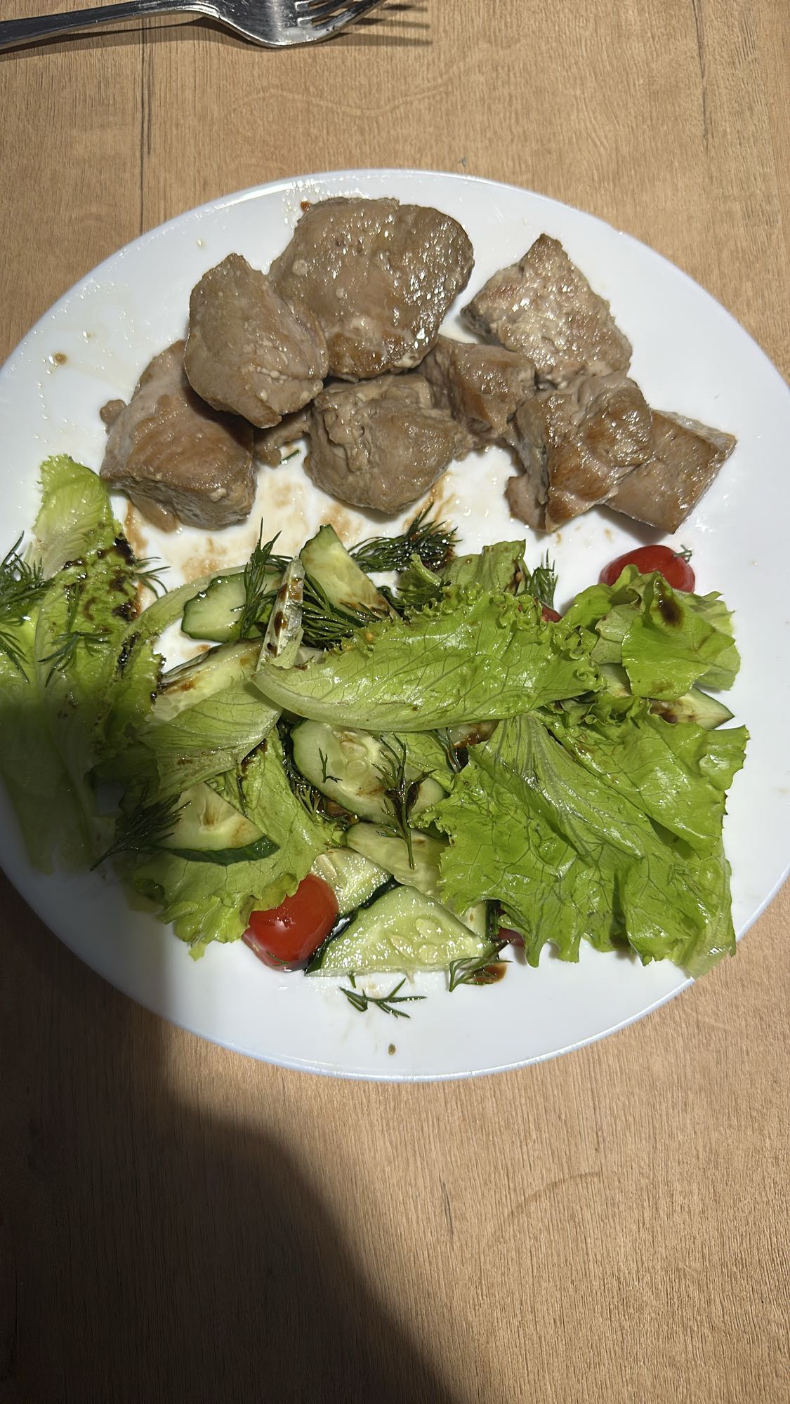 Говядина с овощным салатом