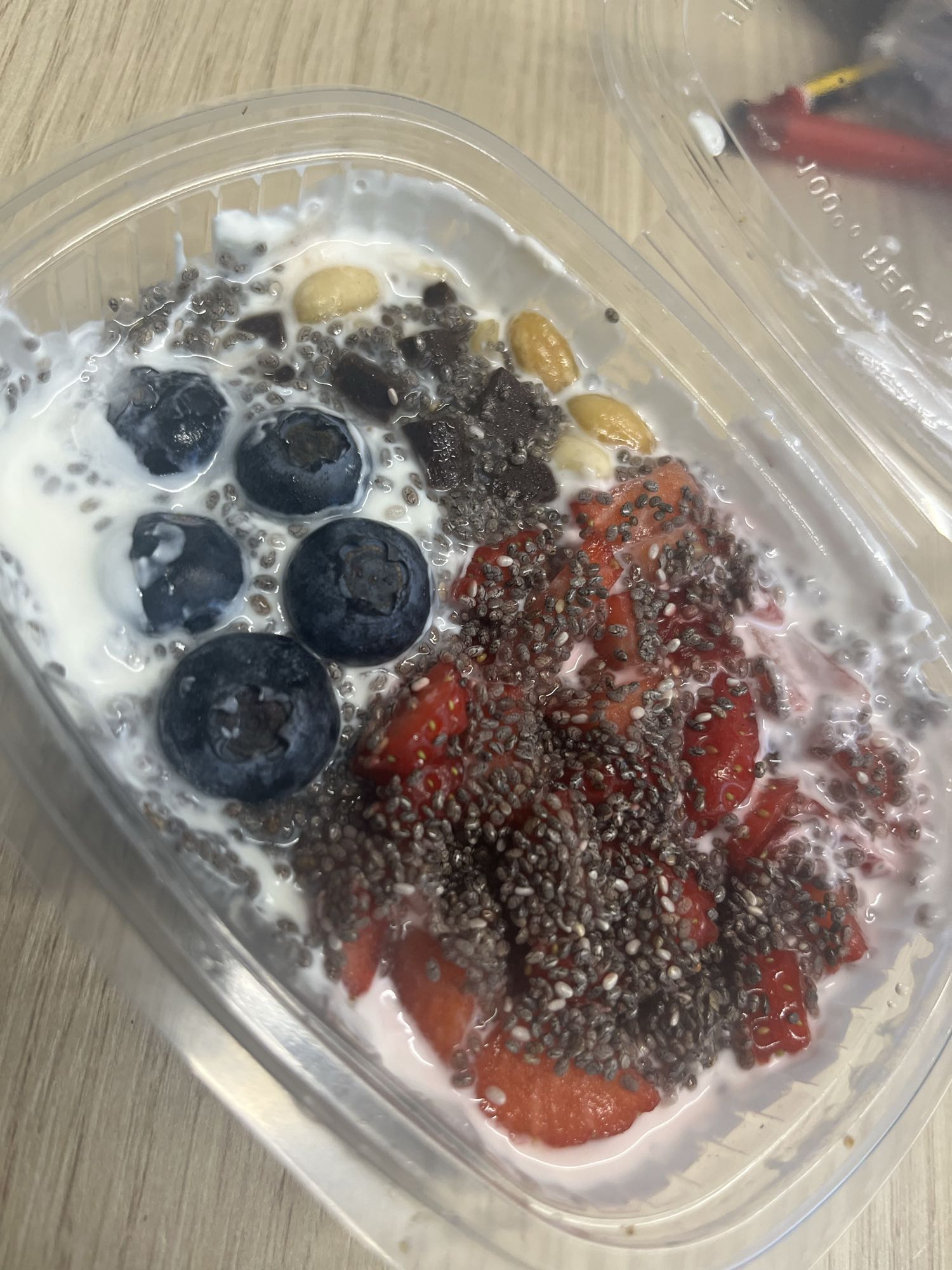 Yogur con frutas y chía