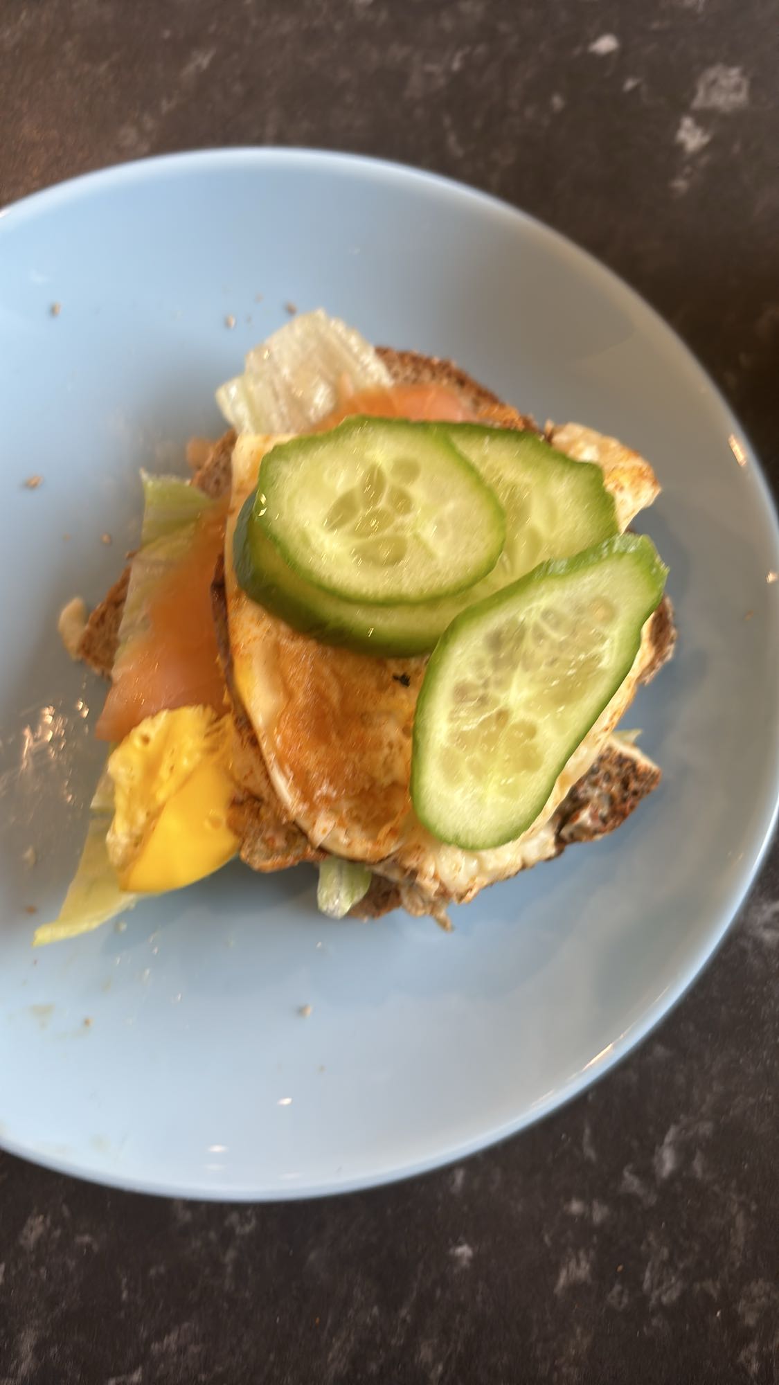 Kanapka z jajkiem i łososiem