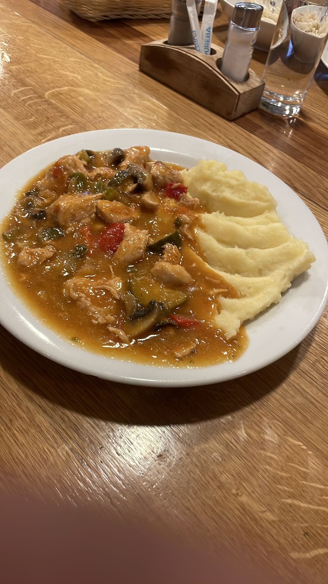 Piščančji paprikaš s pirejem