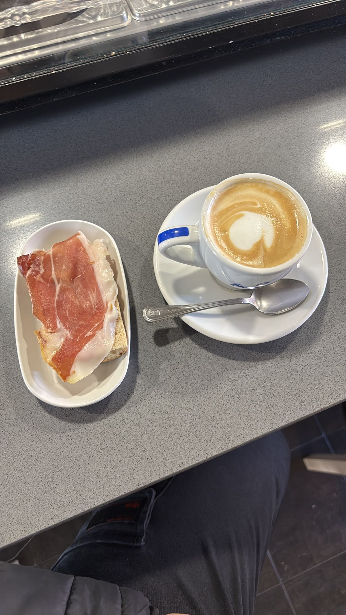 Tostada con jamón y café