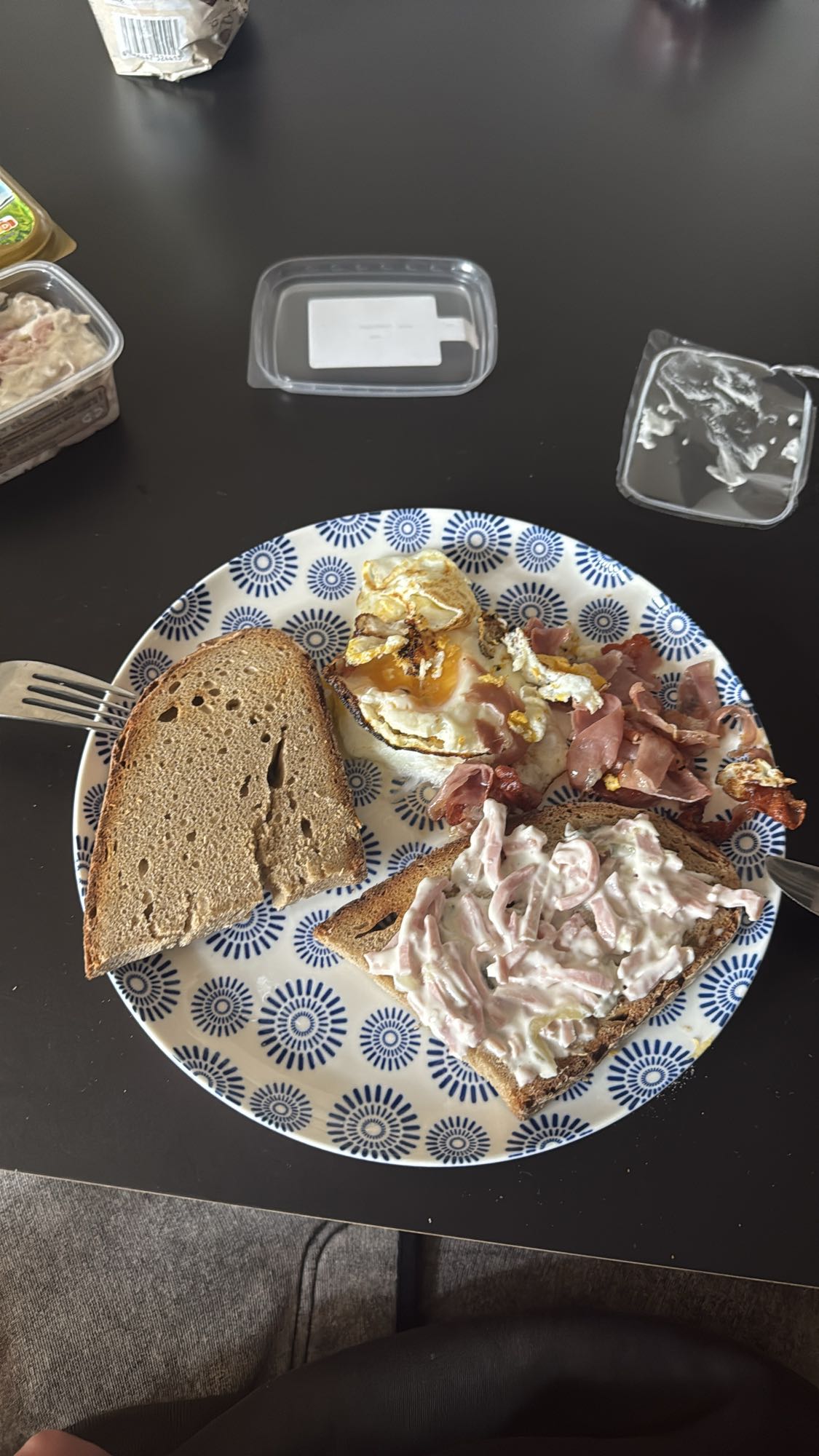 Brot mit Ei und Schinken