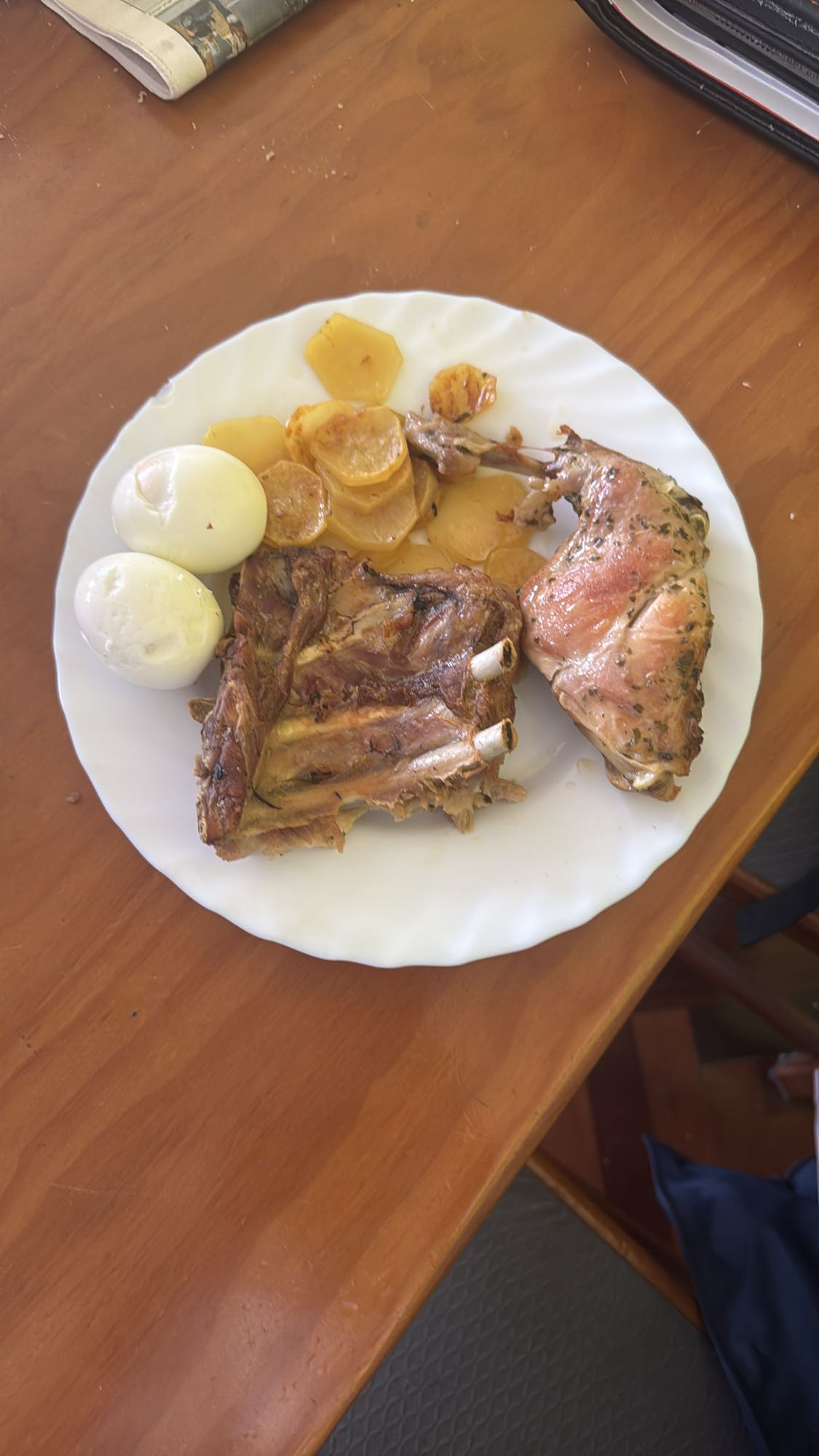 Conejo asado con papas