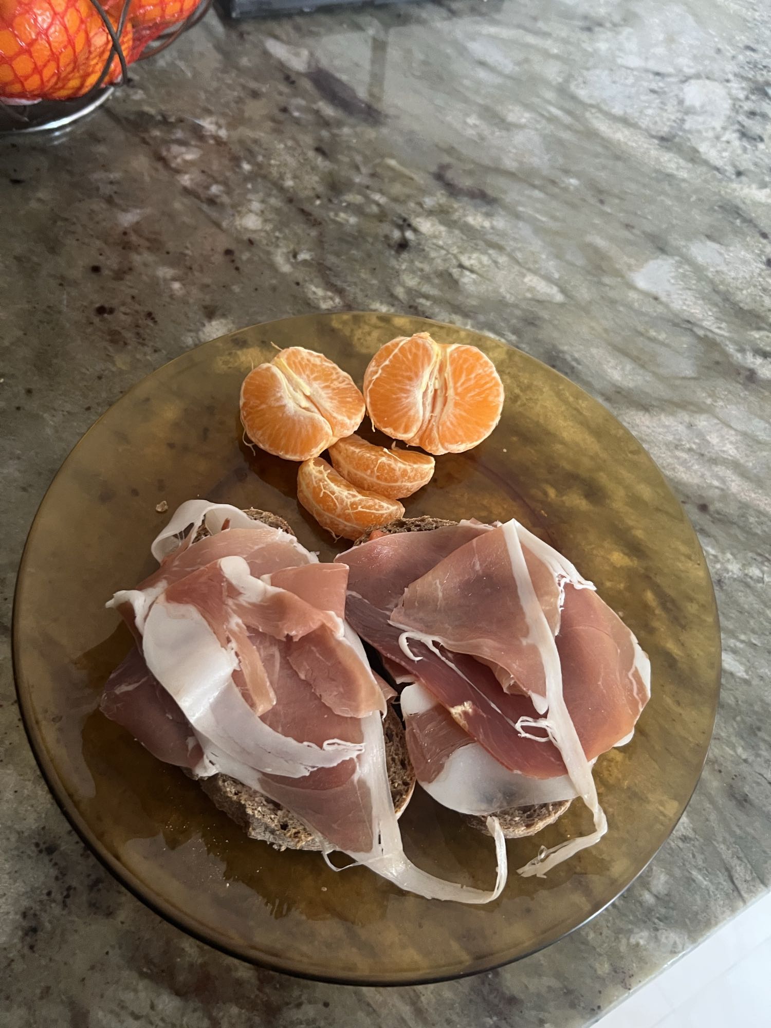 Pan con jamón y mandarina