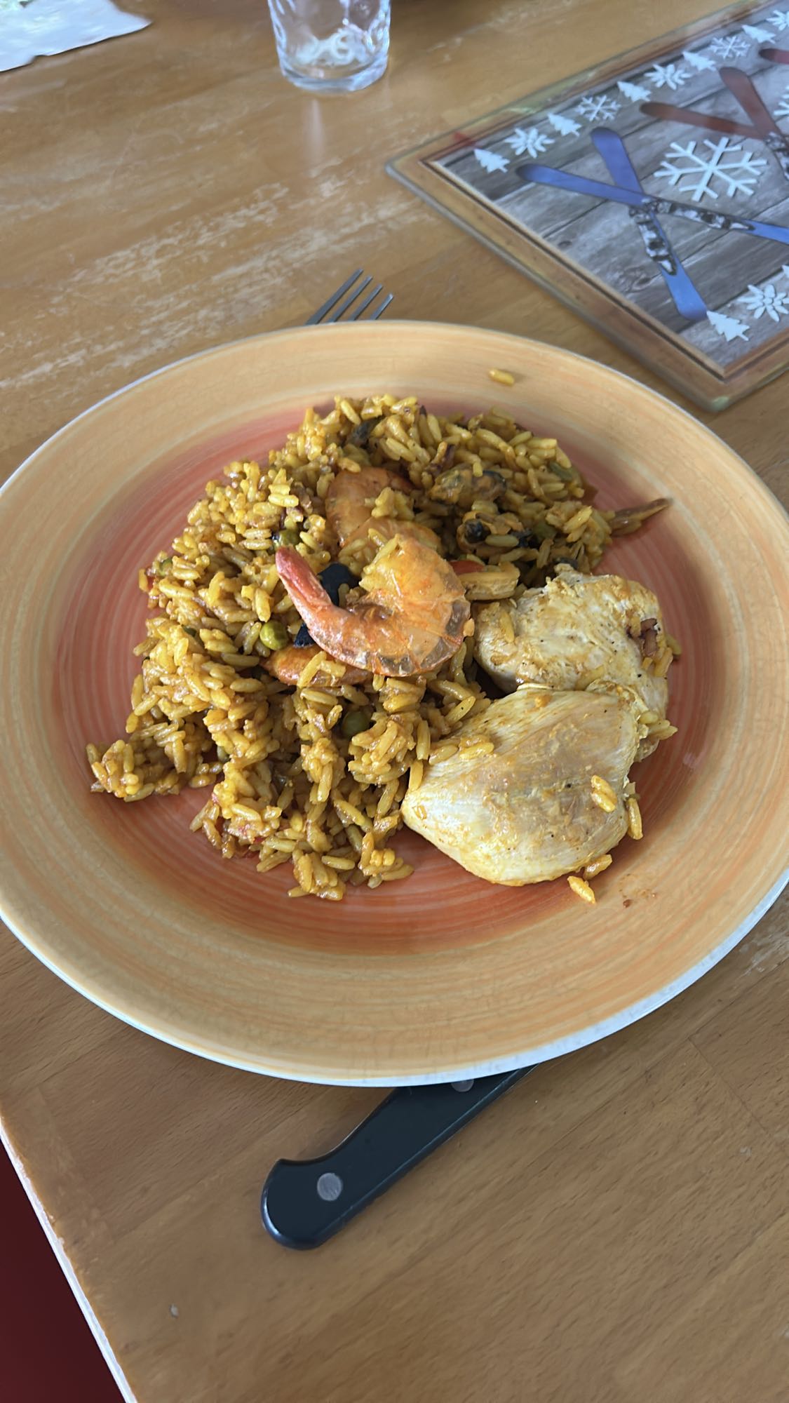 Paella au poulet et crevettes