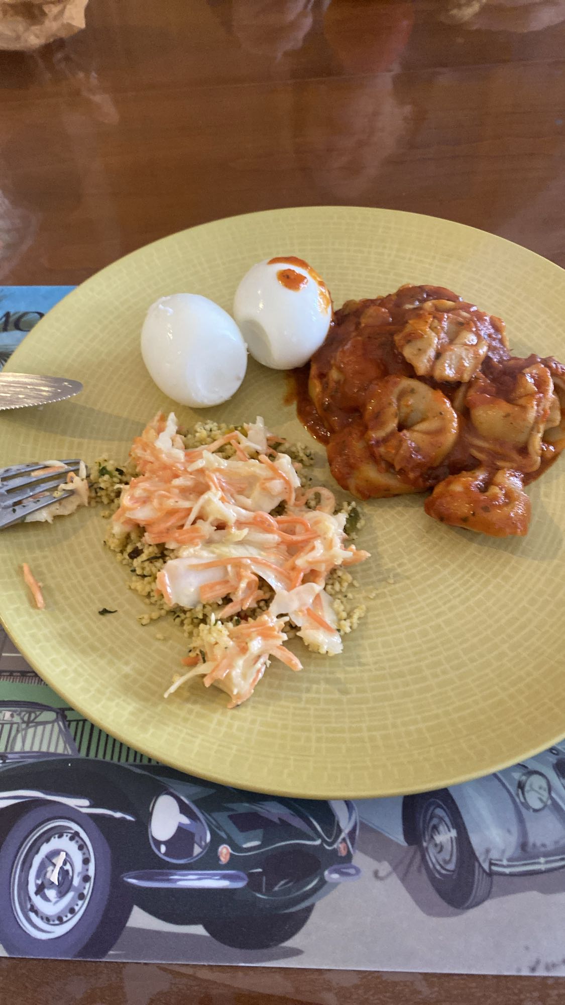 Frango com ovos e salada