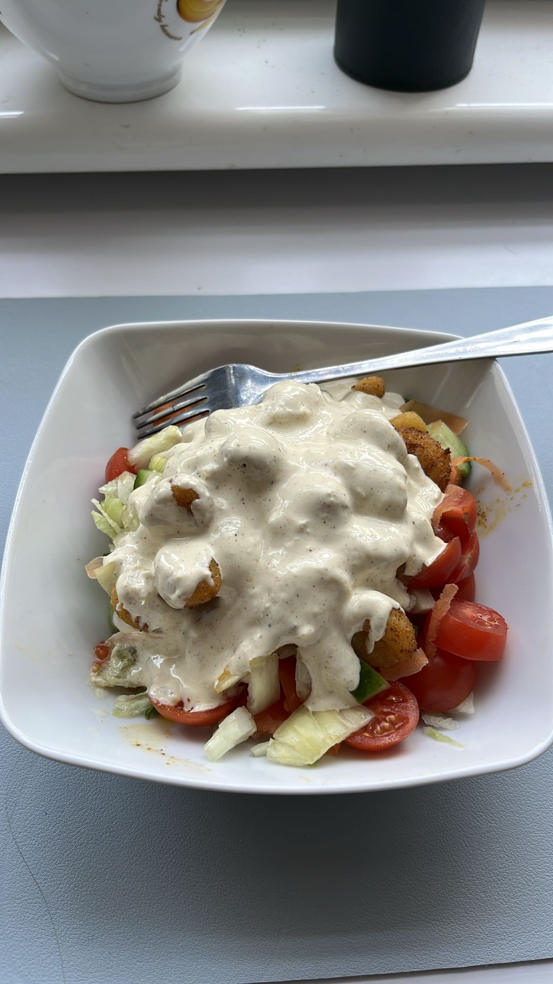 Sałatka z sosem czosnkowym