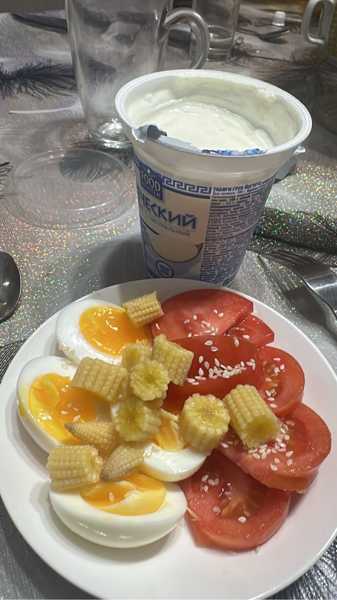 Салат с яйцами и йогуртом