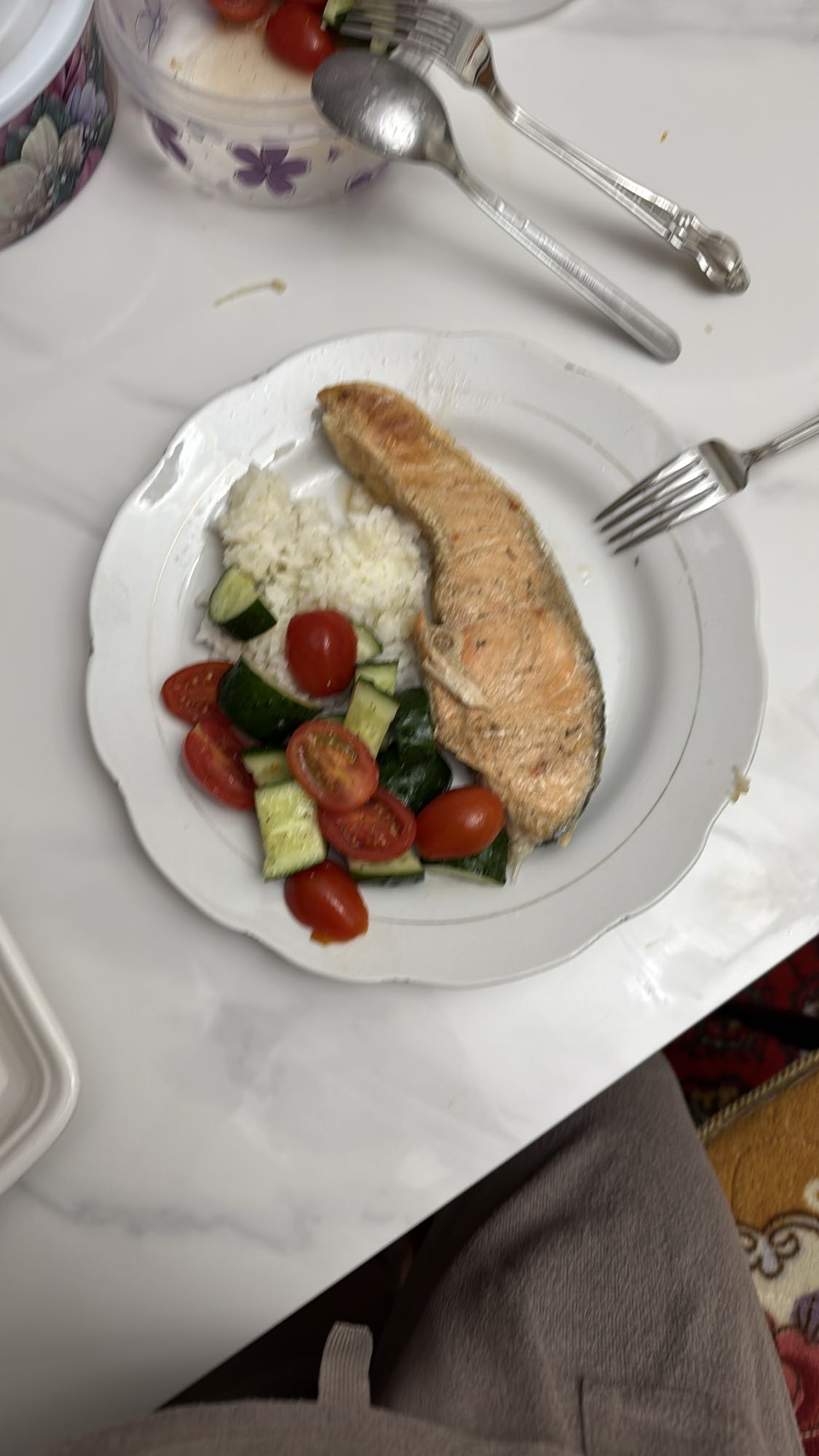 Лосось с рисом и салатом