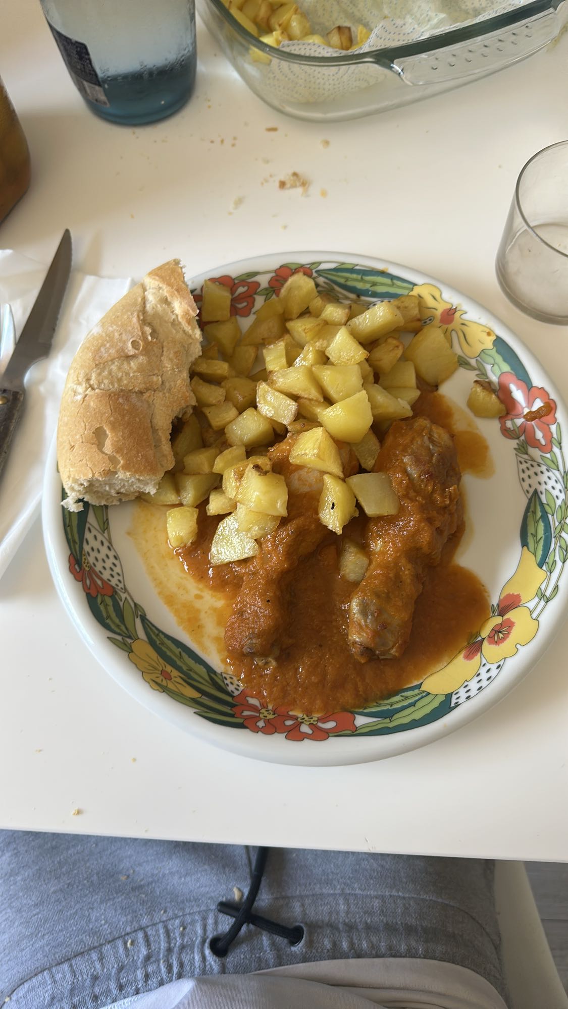 Pollo en salsa con patatas