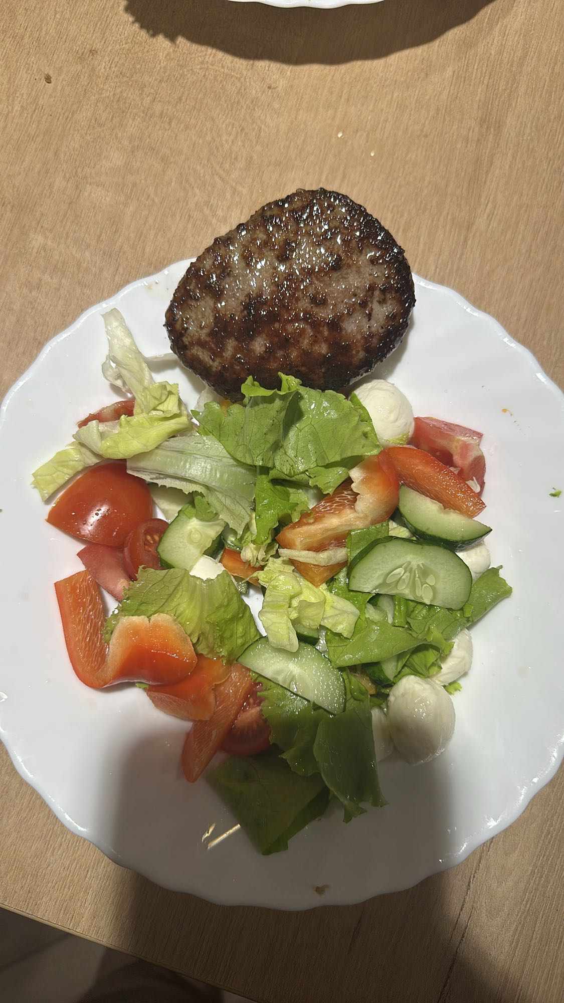 Говяжья котлета с салатом