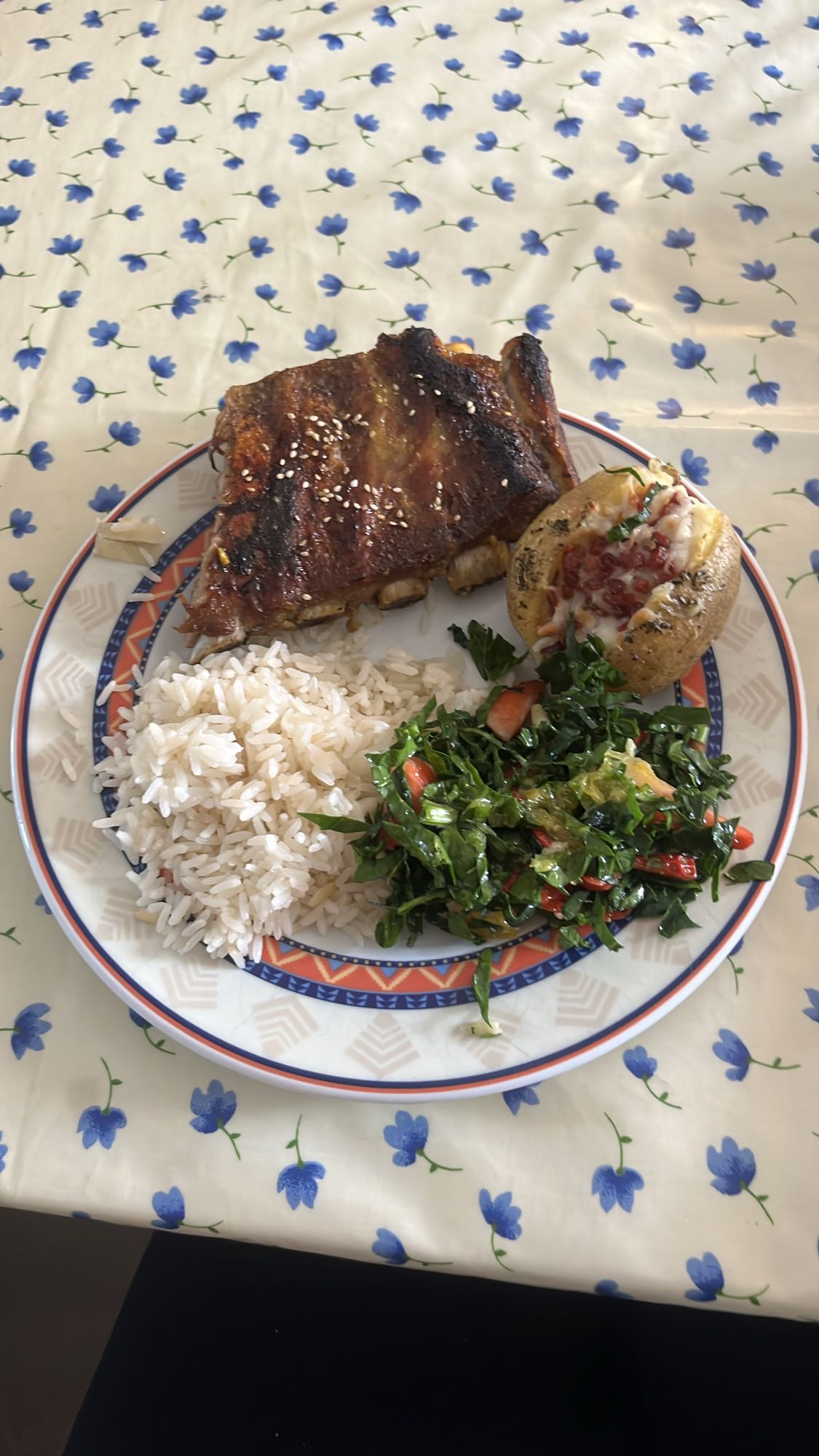 Costillas con arroz y ensalada