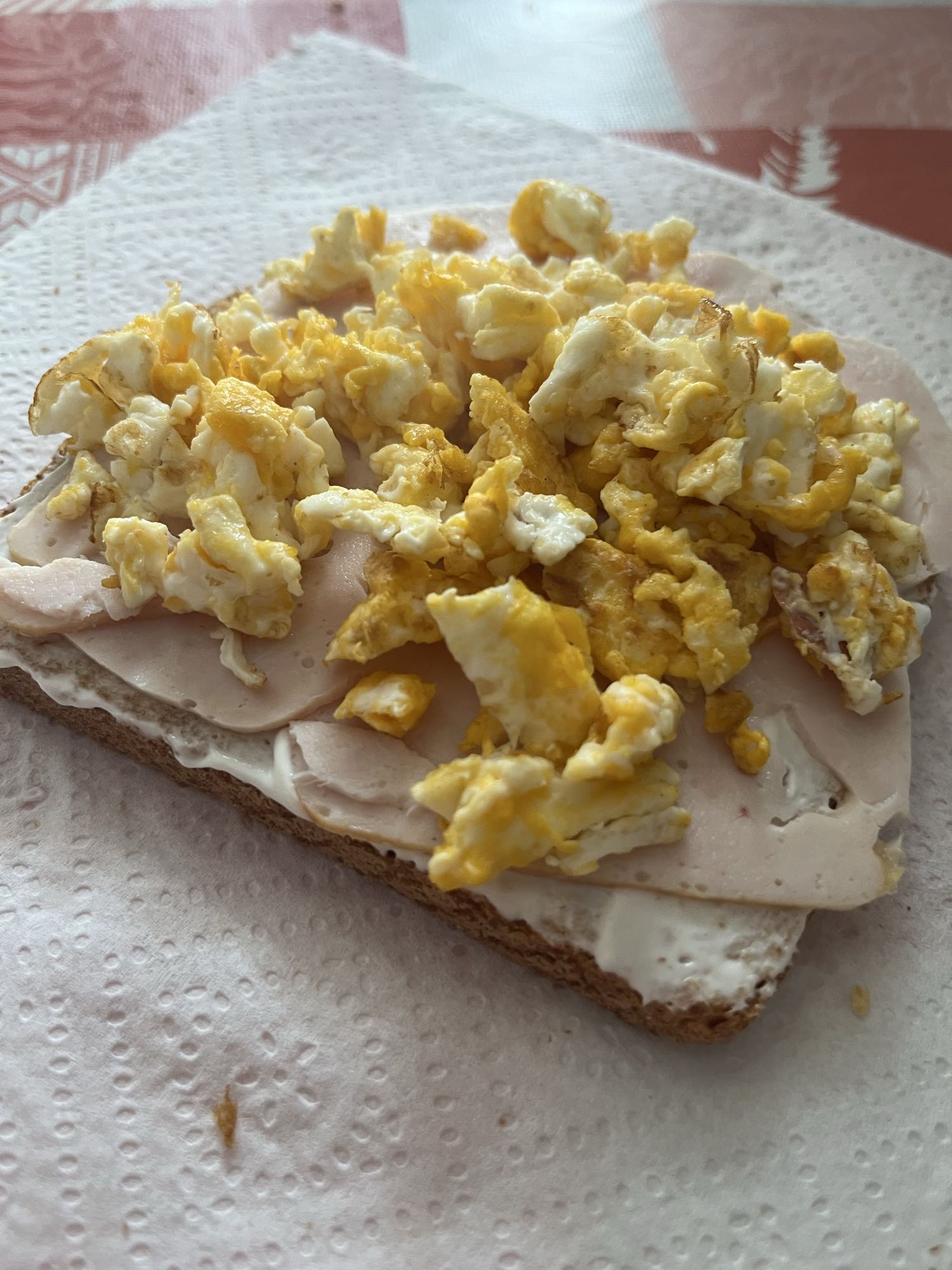 Tostada con huevo y pavo