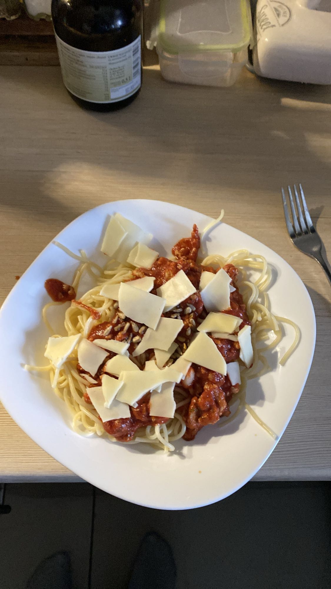 Spaghetti z sosem i serem