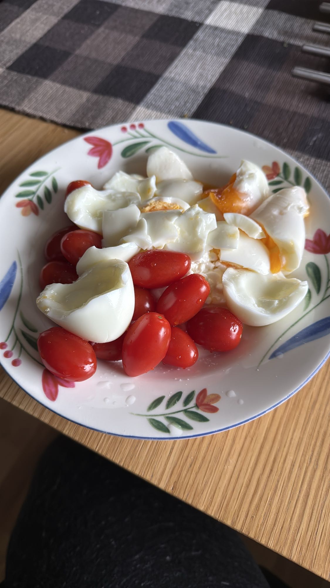 Kokta ägg med körsbärstomater