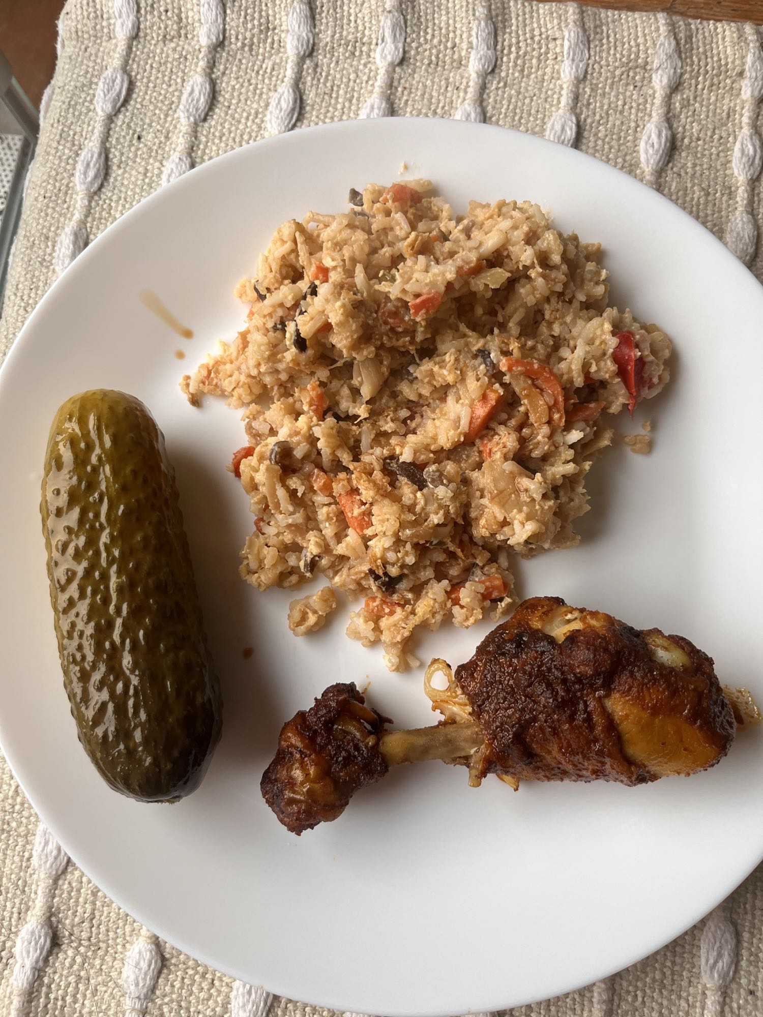 Kurczak z ryżem i ogórkiem