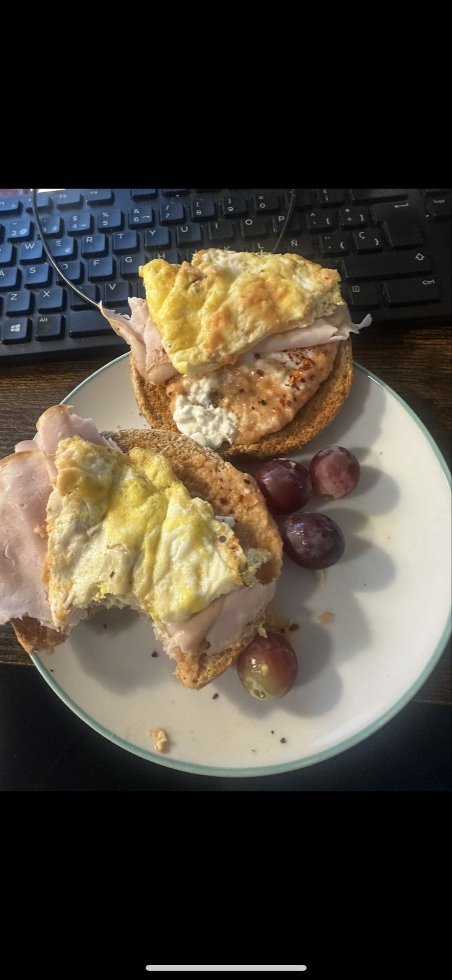 Sándwich de huevo y pavo