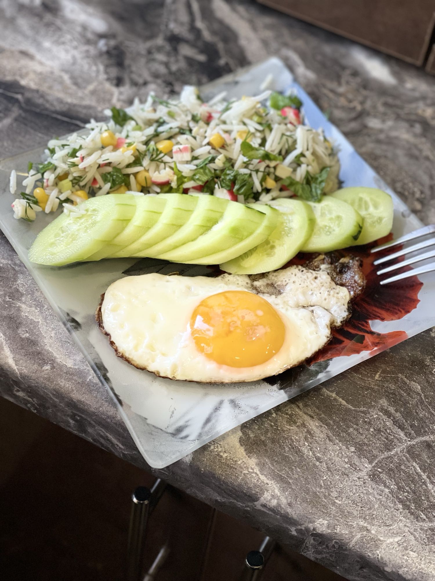 Жареное яйцо с салатом