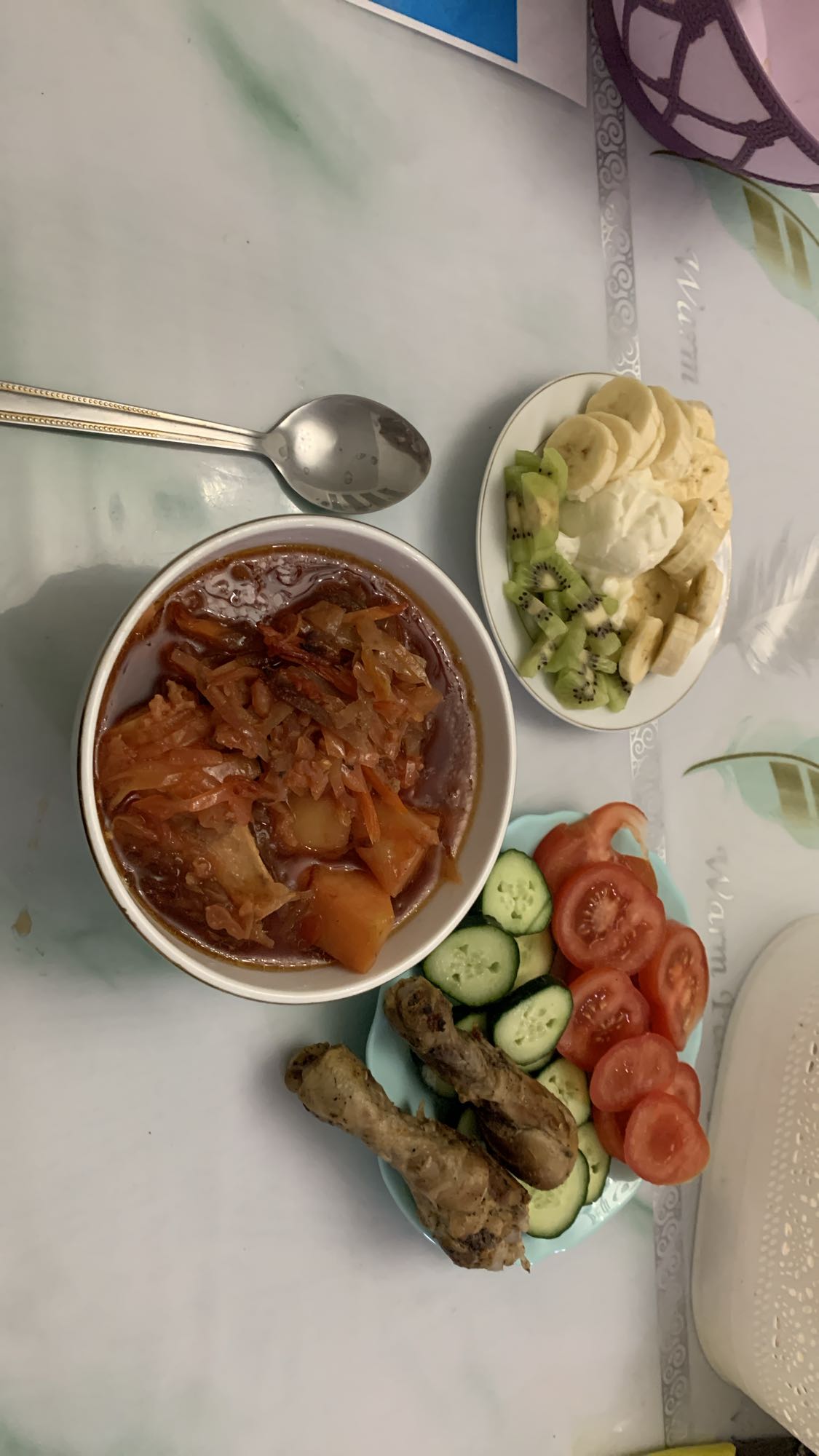 Борщ с курицей и салатом