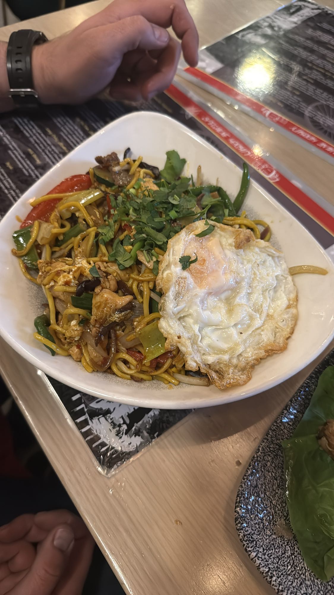 Smażony makaron z jajkiem