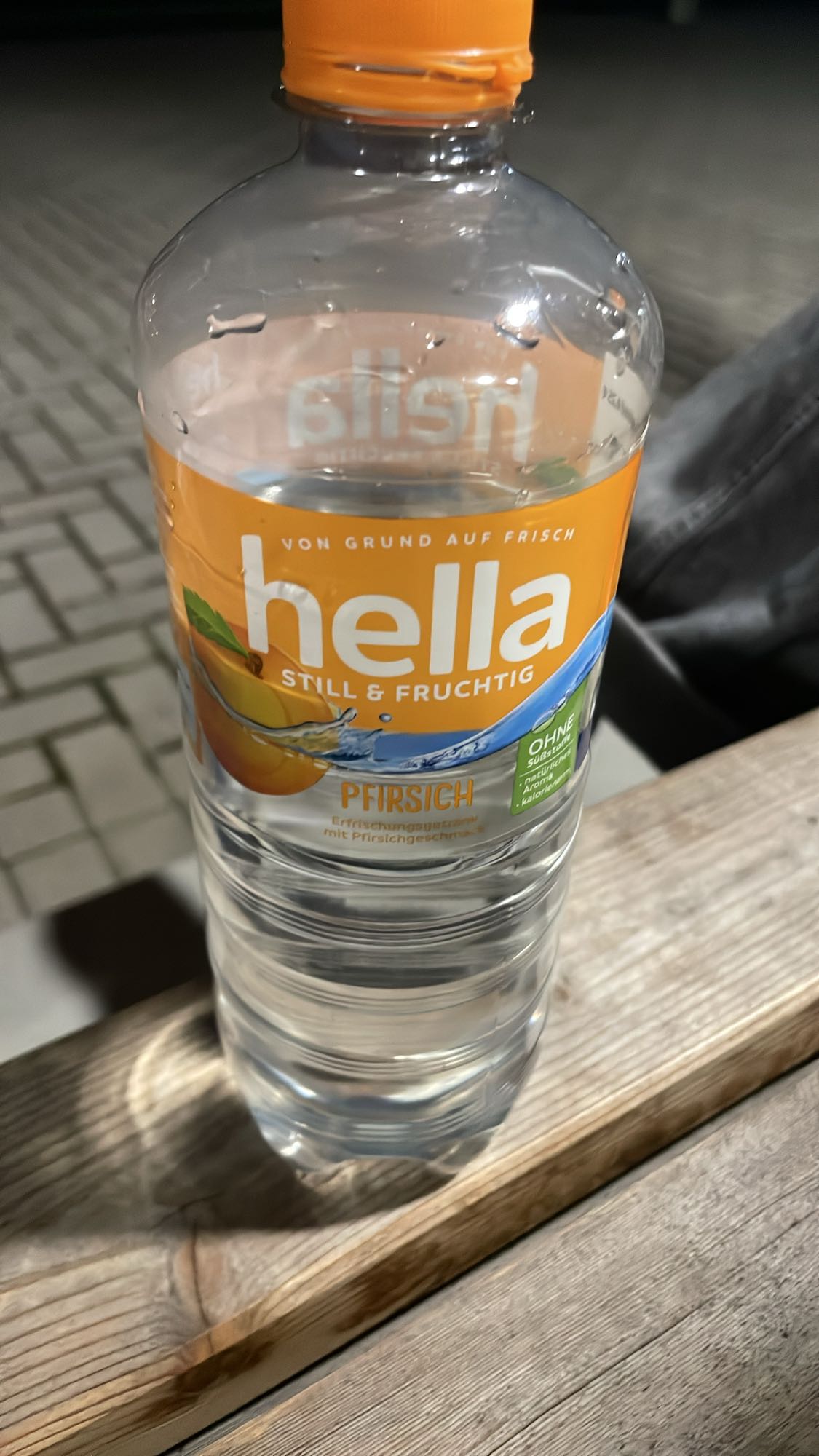Hella Pfirsich Wasser