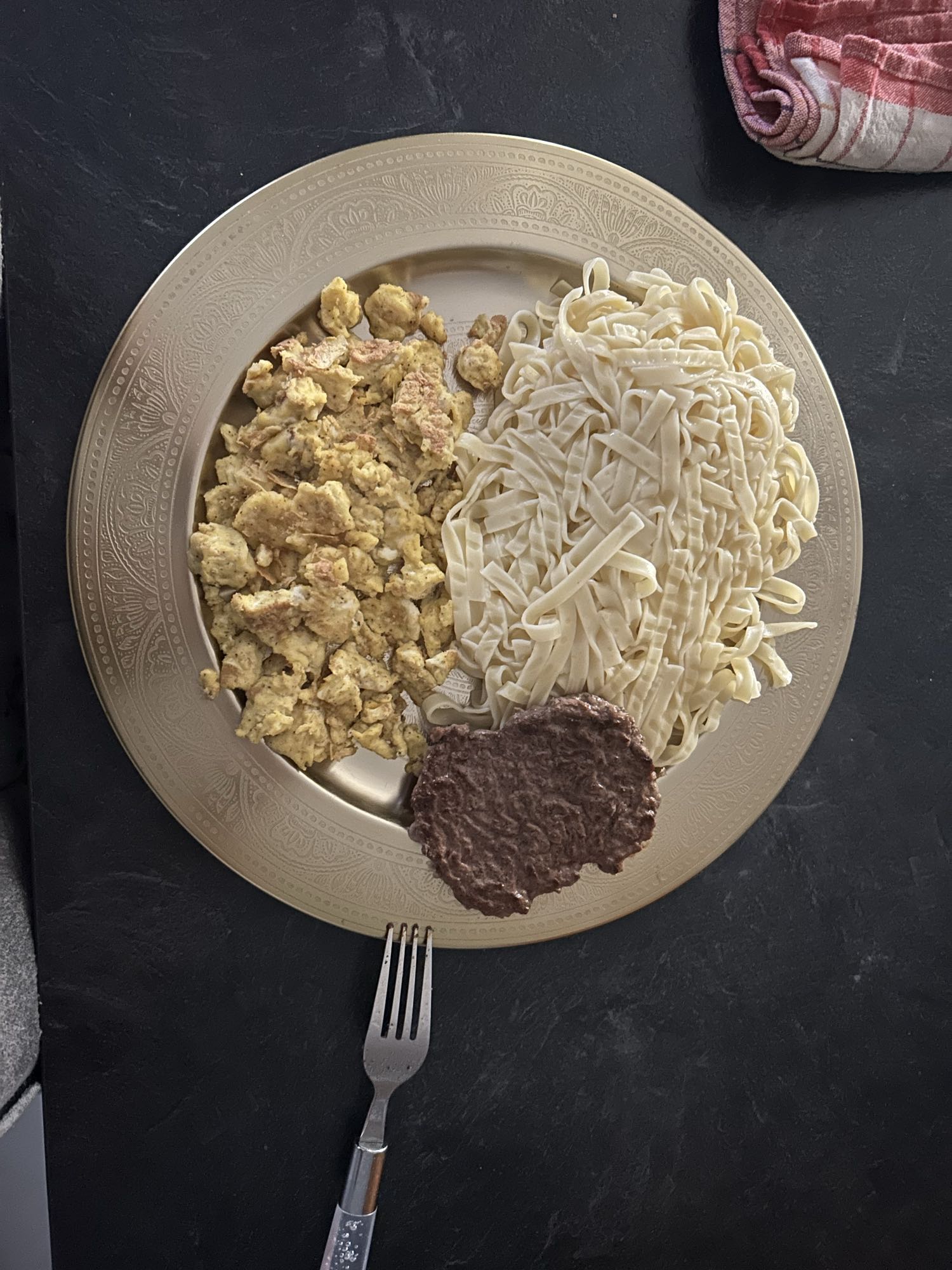 Pâtes avec œufs et steak