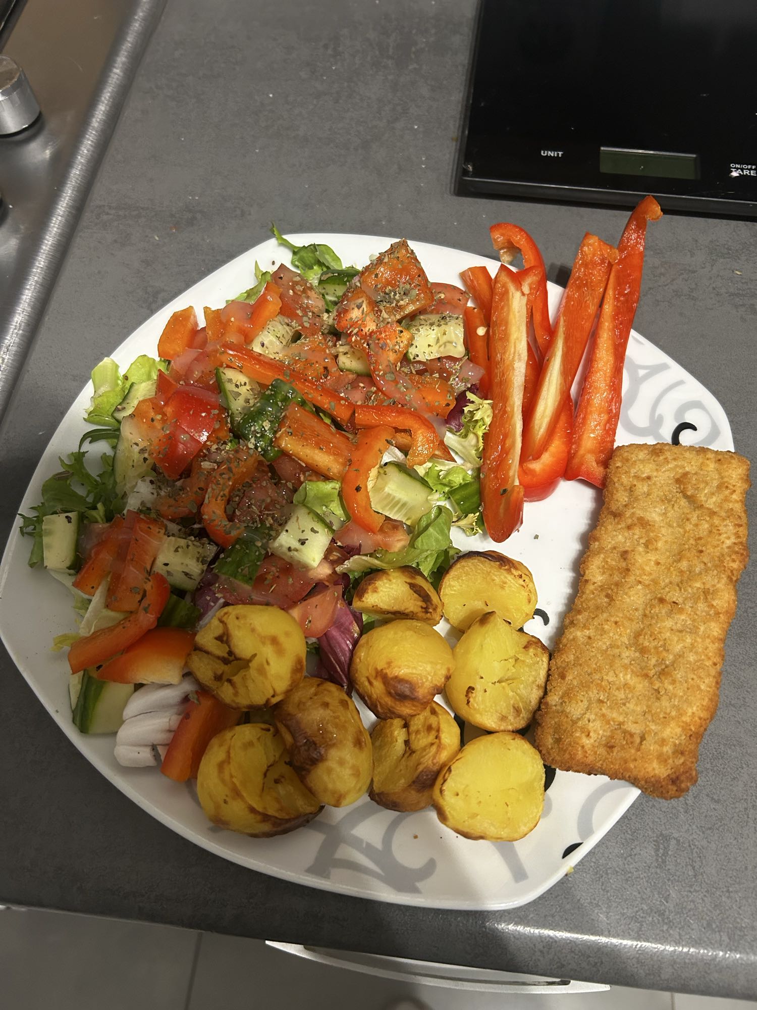 Panierowany filet z sałatką