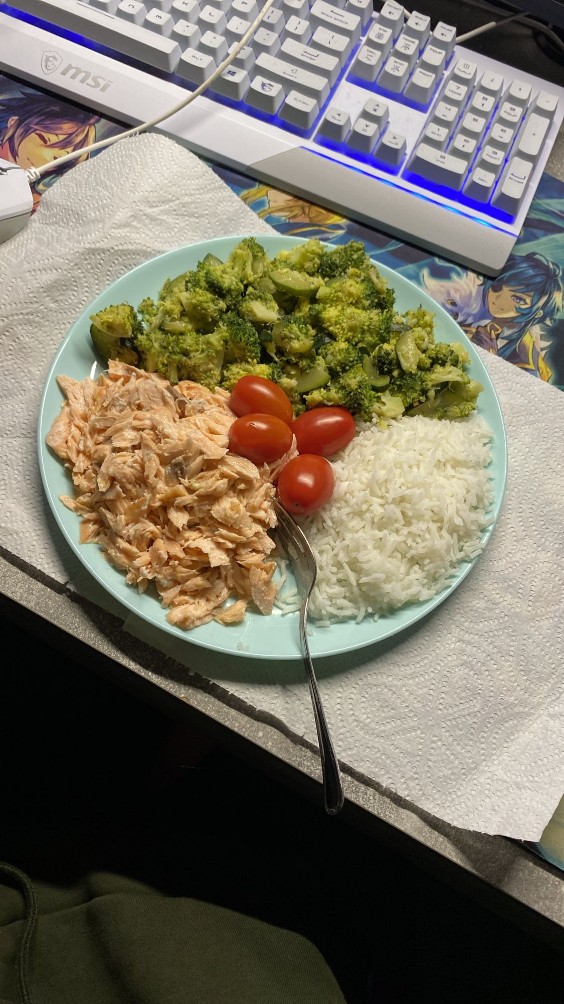 Łosoś z ryżem i brokułami